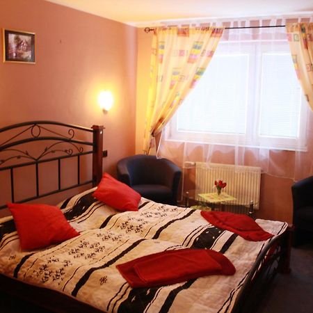 Garni Hotel Anne-Mary ปิเอชตานี ภายนอก รูปภาพ