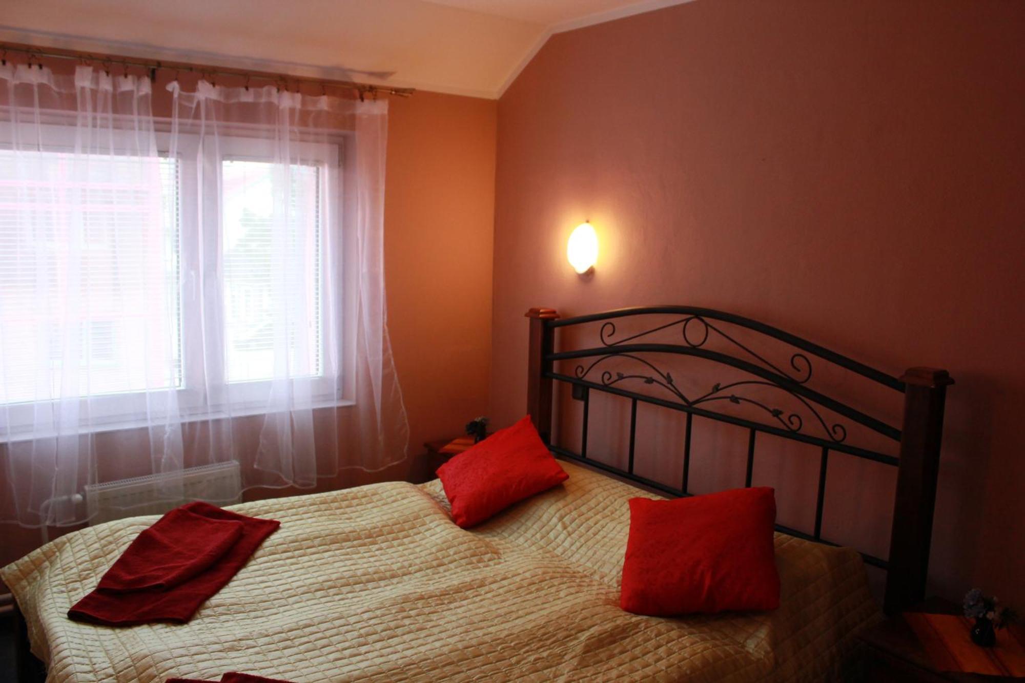 Garni Hotel Anne-Mary ปิเอชตานี ภายนอก รูปภาพ