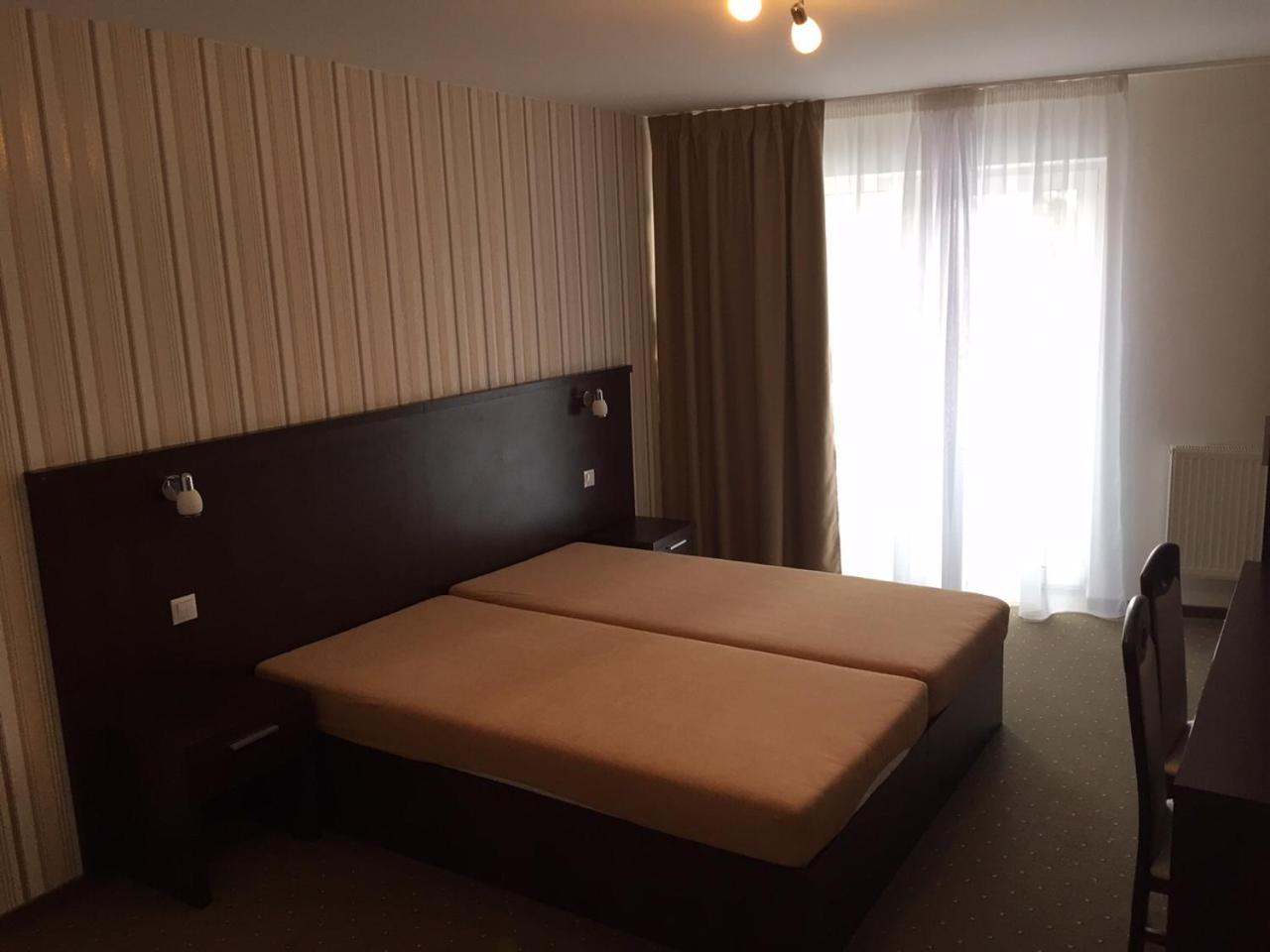 Garni Hotel Anne-Mary ปิเอชตานี ภายนอก รูปภาพ