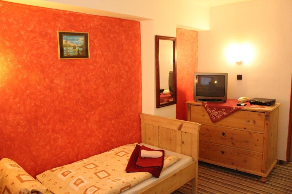 Garni Hotel Anne-Mary ปิเอชตานี ภายนอก รูปภาพ