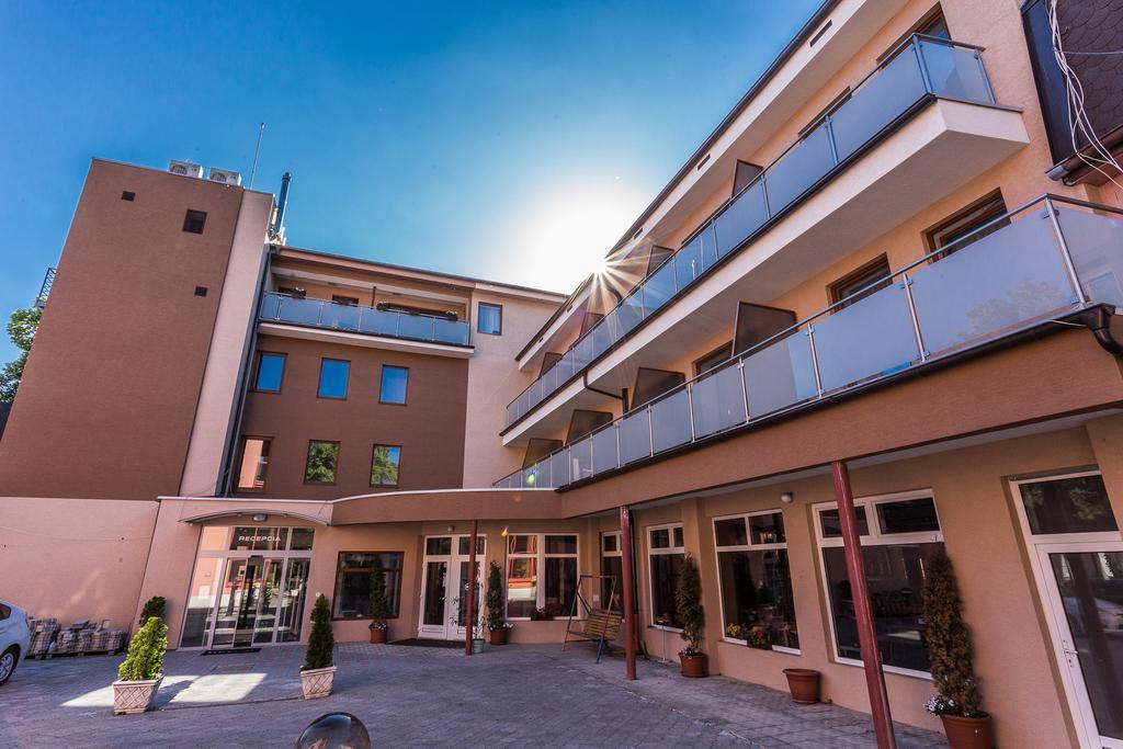 Garni Hotel Anne-Mary ปิเอชตานี ภายนอก รูปภาพ