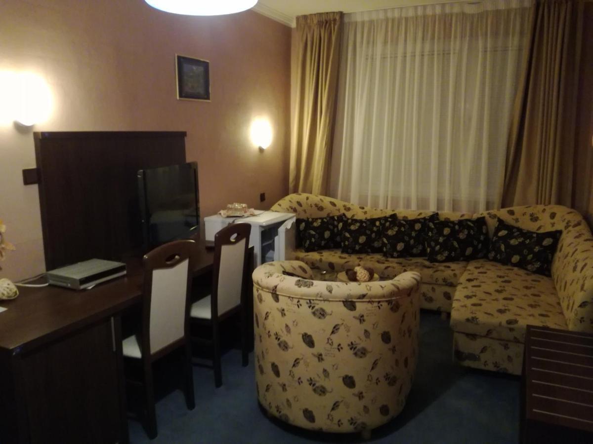 Garni Hotel Anne-Mary ปิเอชตานี ภายนอก รูปภาพ